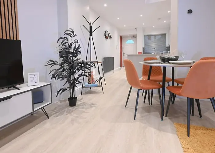 Modern 2 Bed Maisonette With Parking