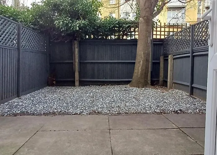 Modern 2 Bed Maisonette With Parking