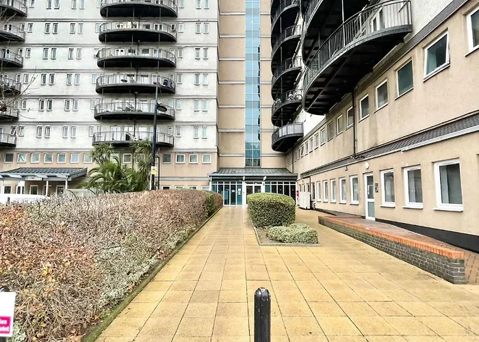 Cozy Apartment In Stratford Next To Abba
