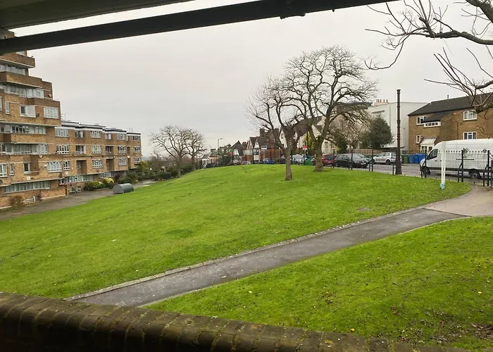 Spacious 2 Bed Dulwich Flat Green Views London