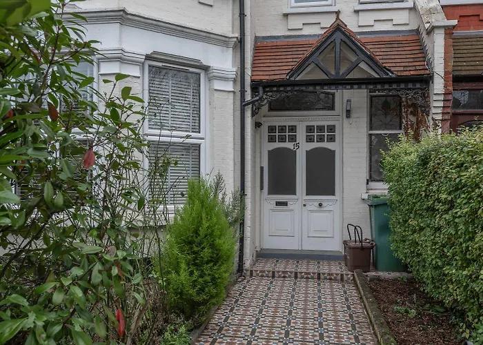 Quirky, Vintage 2 Bed Flat