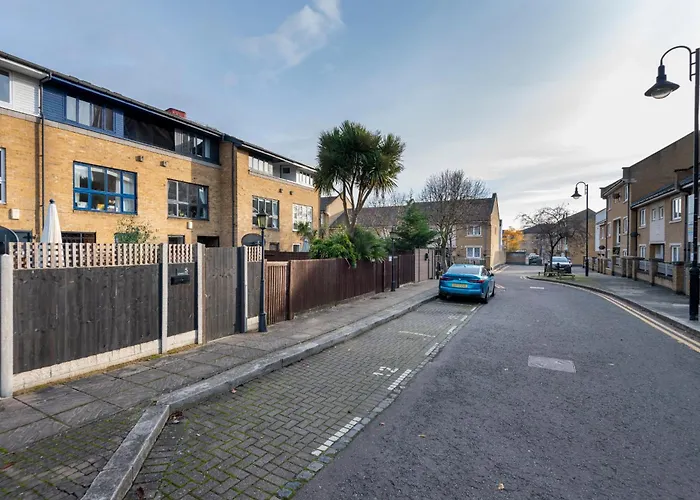 2 Bed Town House With Garden In Hackney, London