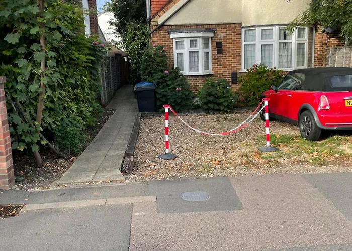 Super Convenient For Central London - Large 2 Double Bed Apartment 30 Seconds Walk To Platform Train Station And 19 Mins To London Waterloo