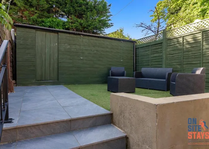 Onsitestays: Tranquil Wimbledon 2BR with Garden