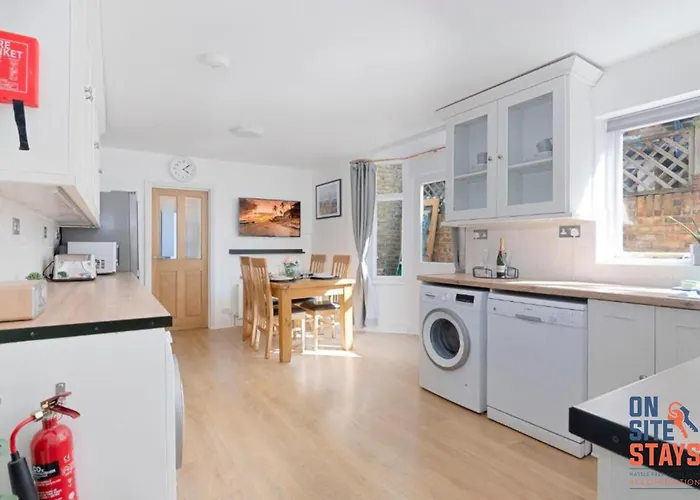 Onsitestays: Tranquil Wimbledon 2BR with Garden