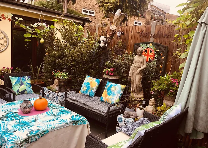 Cheerful 4 Bedroom House With Garden Free Parking