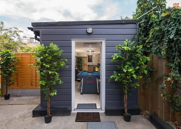 Lux Versace Pad Sleeps 10 Hot Tub, Cinema & Games Room