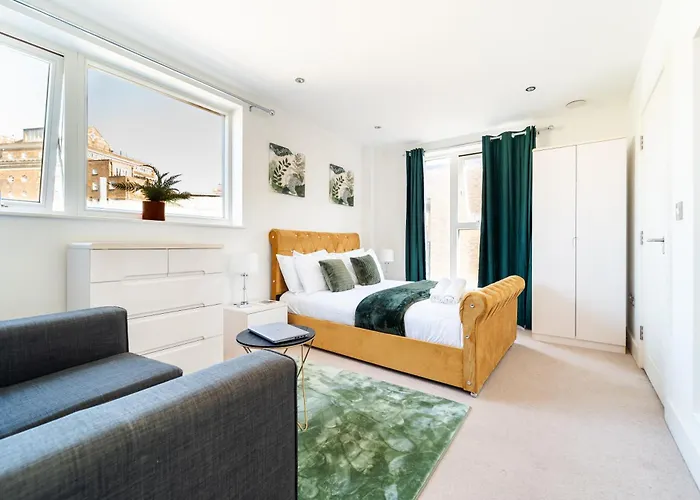 Greenwich Station Suite: Luxury 2-Bed with PlayStation