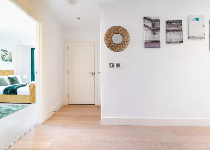 Greenwich Station Suite: Luxury 2-Bed with PlayStation