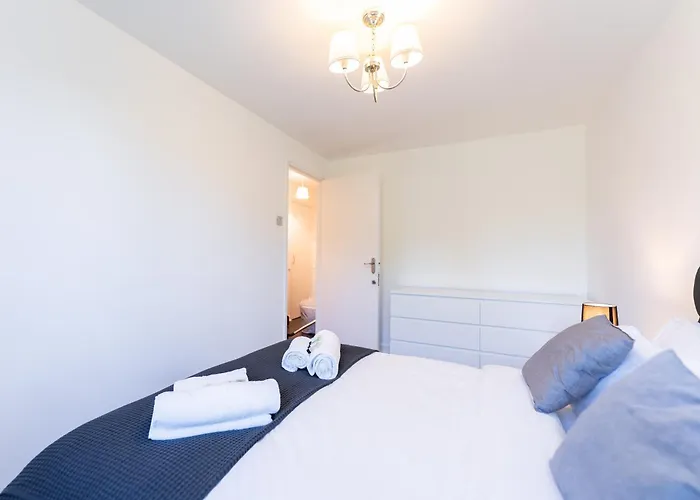 Luxury 3 Bedroom Flat With Balcony In Westbourne Park Londra