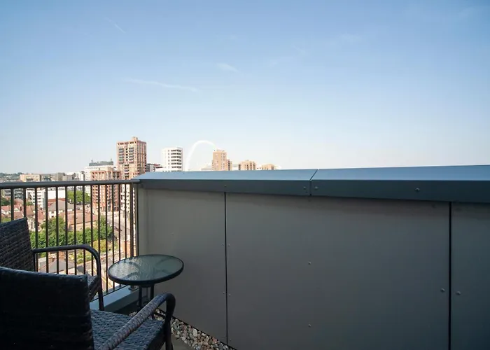 Modern 12Th Floor | Balcony Striking London View Apartment