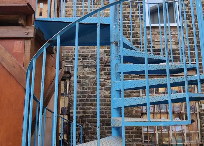 Unique Antique 2Br@Hackney Canal