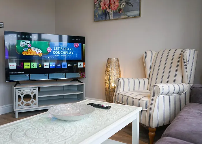Luxury 5 Star Apartments, Parking, Garden, Near Metro Stations 10-15Mins To London