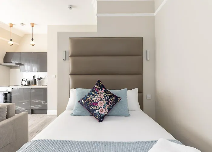 Air Conditioned Apt High St Kensington London