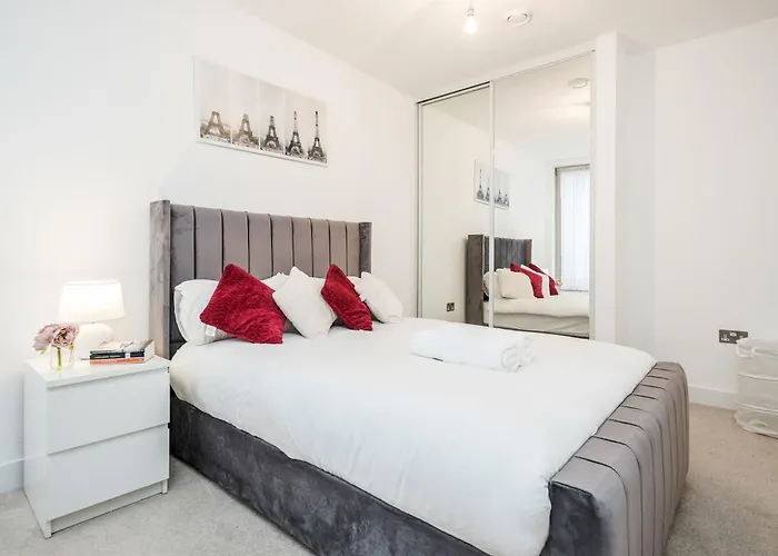 Deluxe Condo Beside 02 Arena And Central