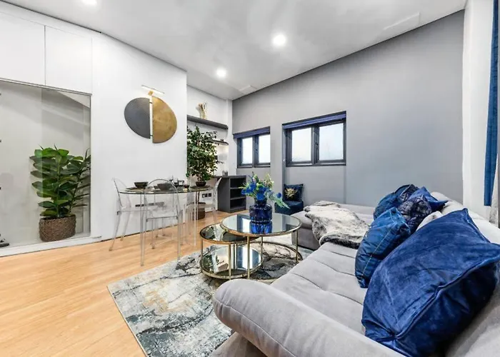 Two Bedroom Flat Right Opposite To Harrods Kb15