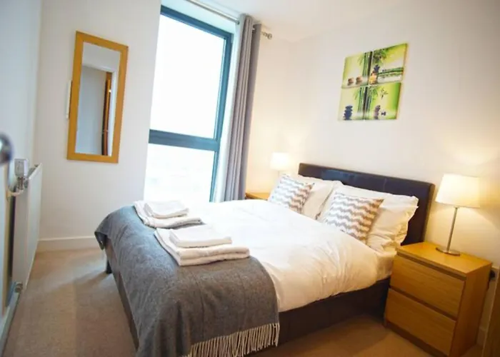 Spacious 2Br 2Ba Apartment With Balcony & Free Parking - Near Excel & City Airport