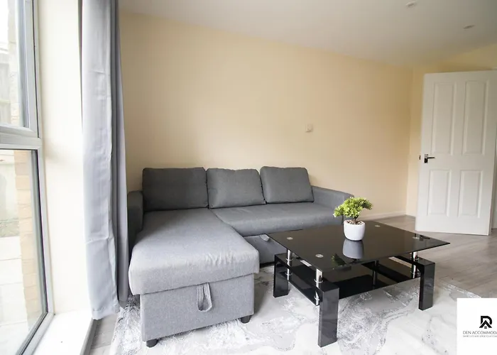 Newly Launched Two Bedroom House By Den Accommodation Short Lets & Serviced Accommodation With Garden London