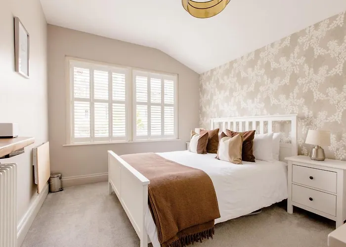 Luxury King-Bed Ensuite With Tranquil Garden Views Londra