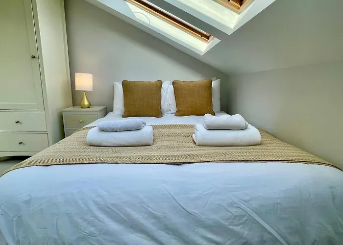 Bright Quiet Loft Room Ensuite Serene Clapham Area London