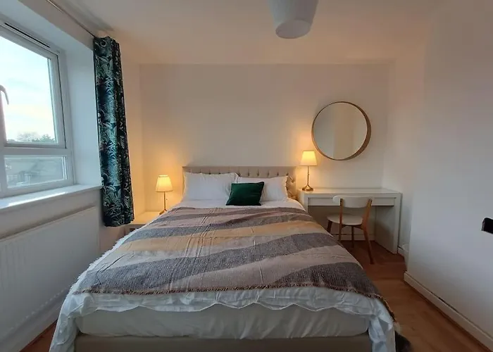 Spacious 3 Bed Flat Opp Springfield Park, Hackney.