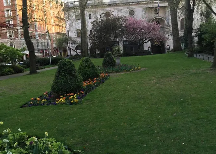 Walk To Notting Hill /Paddington 1 B/R With Patio