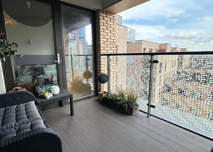 Luxury 3 Bedroom Flat In Stratford, London