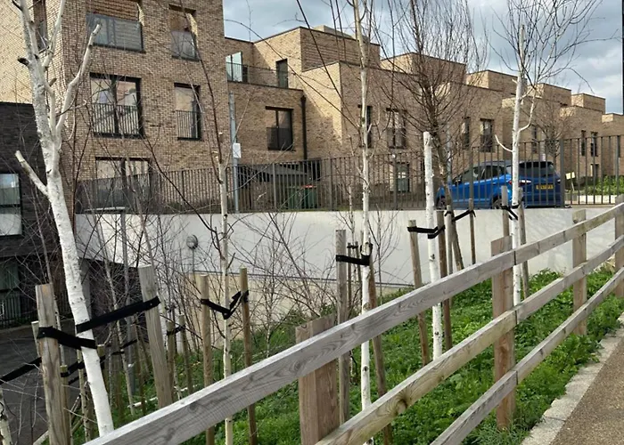 Luxury 3 Bedroom Flat In Stratford, London
