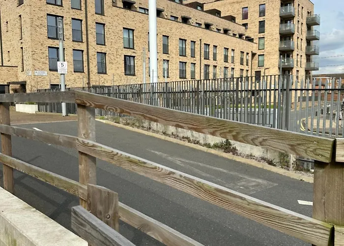 Luxury 3 Bedroom Flat In Stratford, London