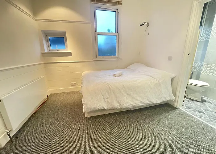 Room With Private Bathroom And Shared Kitchen London