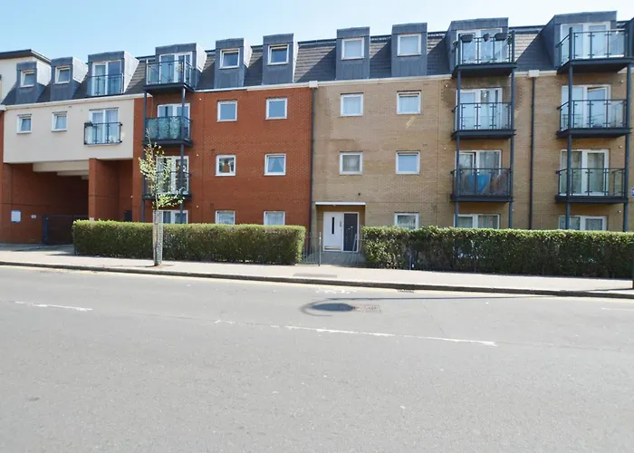 Spacious 5 Min Walk To Leytonstone Underground Station And 5 Stops To Zone 1