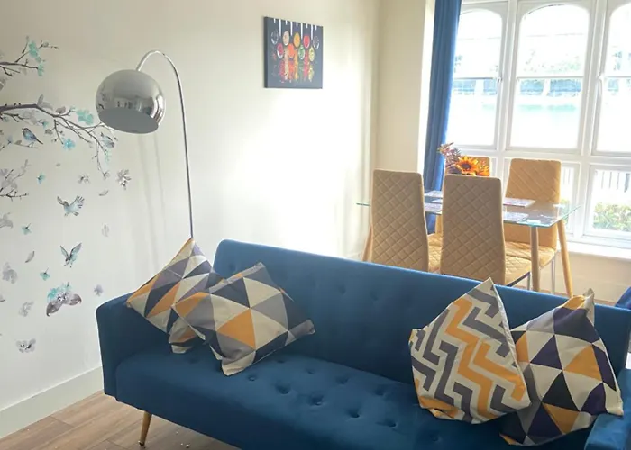 Waterfront Canary Lodge: Cozy 2-Bed Apartment with Wi-Fi & Parking
