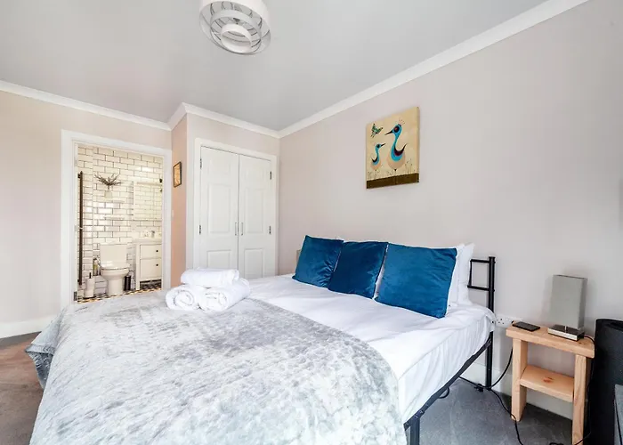 Stylish Chic Retreat: 1-Bed, Near Canary Wharf