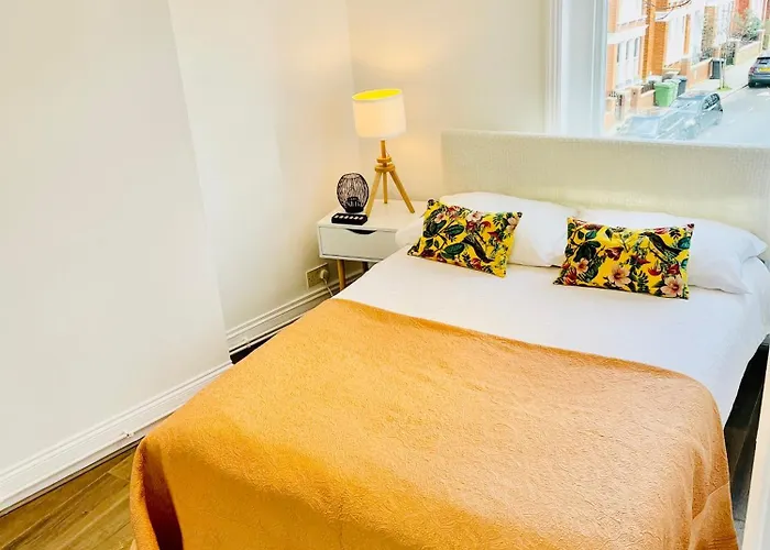 Bright One -Bed For 4 - Abeville Village