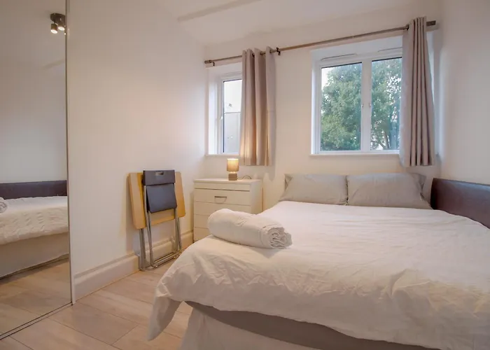 Modern Spacious 4-Bed House Apartment London
