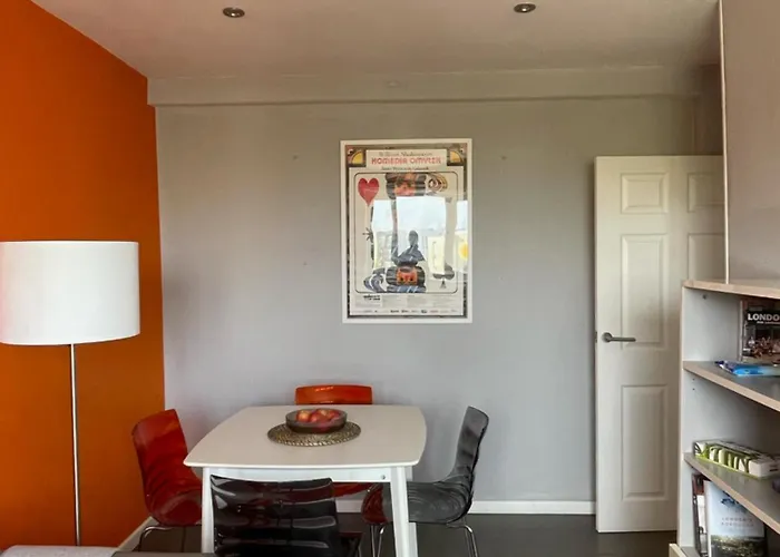 Top Floor 1 Bedroom Apartment With Views Over Londres