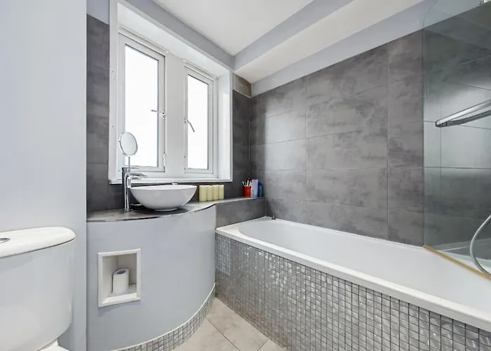 Top Floor 1 Bedroom Apartment With Views Over Londra