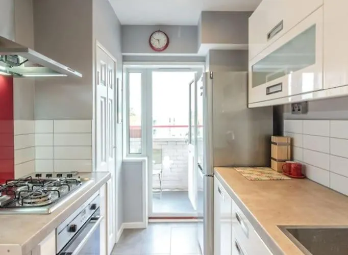 Top Floor 1 Bedroom With Views Over London