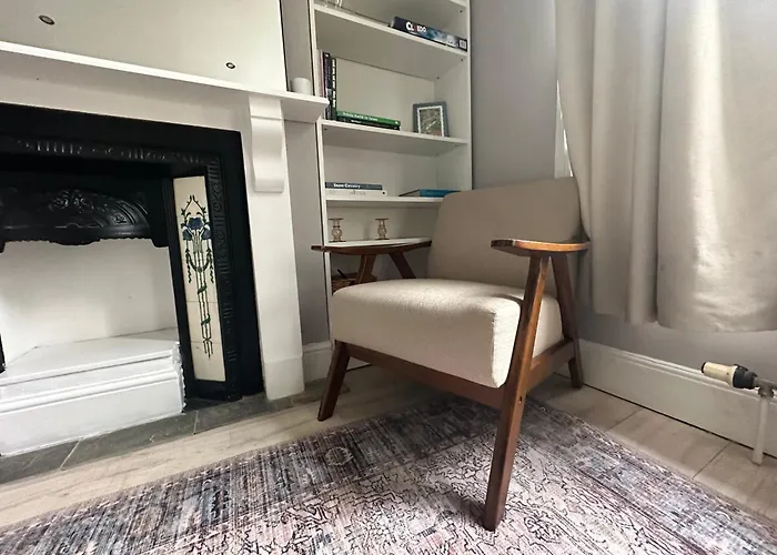 Charming Cottage Home In Battersea
