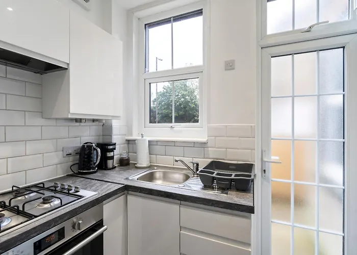 Modern 3 Bedroom Apartment In Wimbeldon Park London