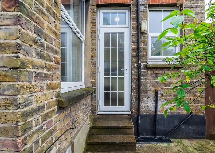 Modern 3 Bedroom Apartment In Wimbeldon Park