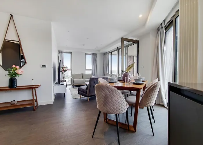 Deluxe Three Bedroom By London Excel Stays