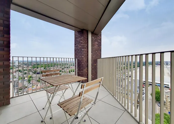 Deluxe Three Bedroom By London Excel Stays