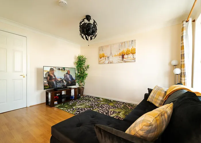 Luxury Riverview Apartment: Excel & Canary Wharf Proximity
