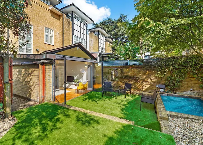Clapham Common Mews: Refurbished 3-Bedroom with Parking London