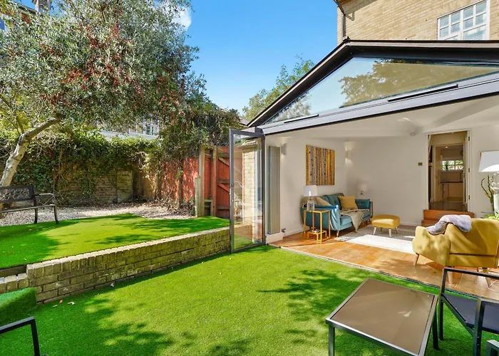 3 Bedroom Mews Home - Clapham Common - Free Private Parking - Sleeps 5 - Newly Refurbished - Sweetpea & Pillow Properties London
