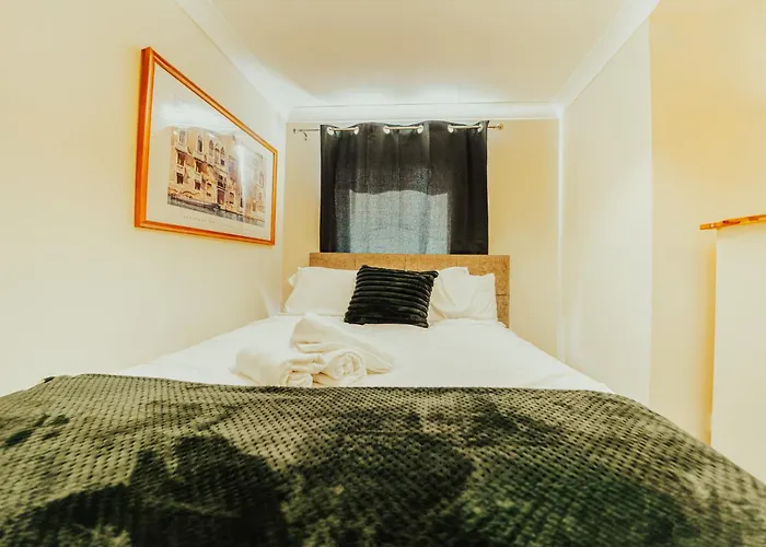 Luxury Riverview Apartment: Excel & Canary Wharf Proximity