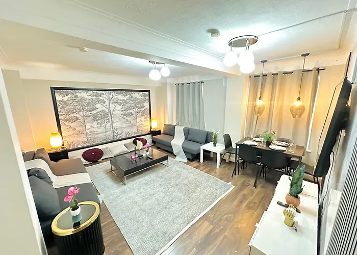 Hyde Park Comfortable Two Bedroom Apartment