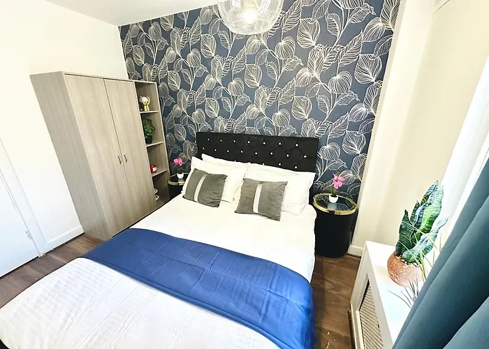 Hyde Park Comfortable Two Bedroom Apartment London