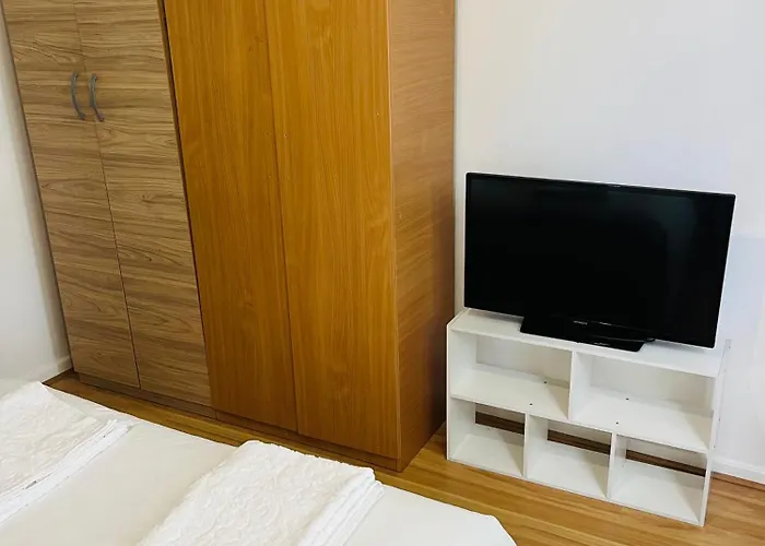 Ensuite With Kitchen Ext Large Room With Balcony In Zone 2 Londres